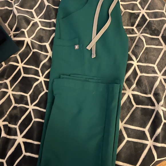 Selling all my scrub pants no longer fit me worn only once probably each one . - Picture 5 of 16